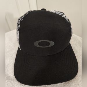 Oakley brand Shade Me black and white cap/hat, new with tags, 2012 rare